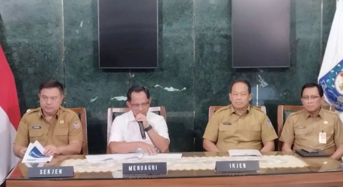 Mendagri Berhentikan Sementara Bupati Aceh Selatan, Umrah Tanpa Izin Saat Bencana