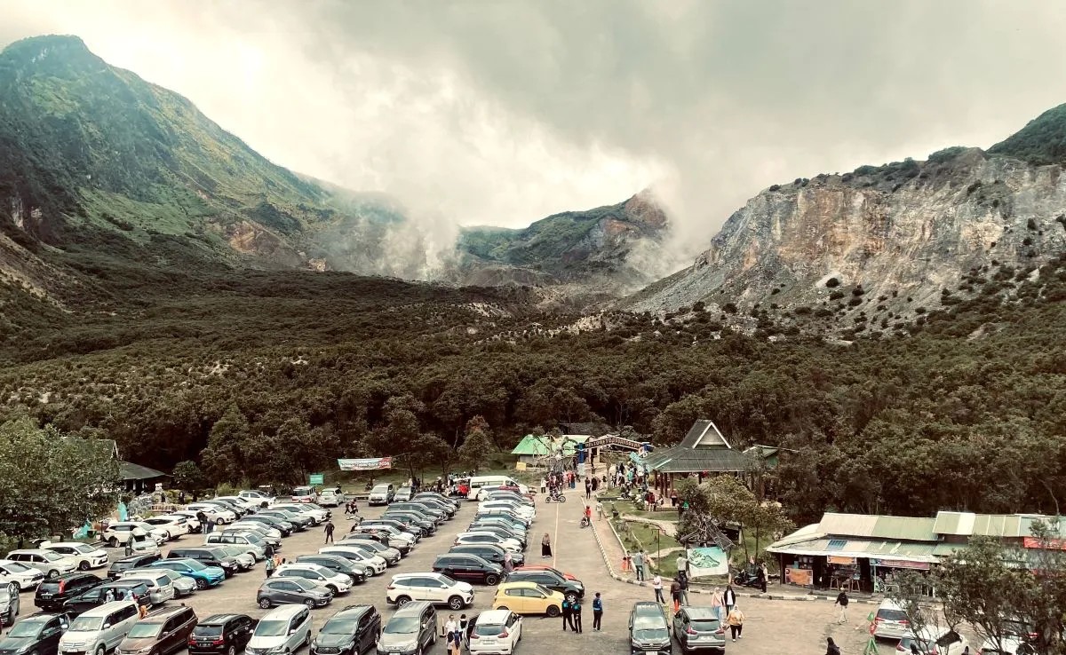 Libur Natal, Ribuan Wisatawan Padati Gunung Papandayan Garut
