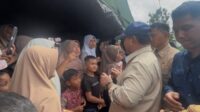 prabowo- temui warga korban bencana di aceh Kabar Gembira! Utang KUR Petani Aceh Dihapus Prabowo Usai Banjir & Longsor