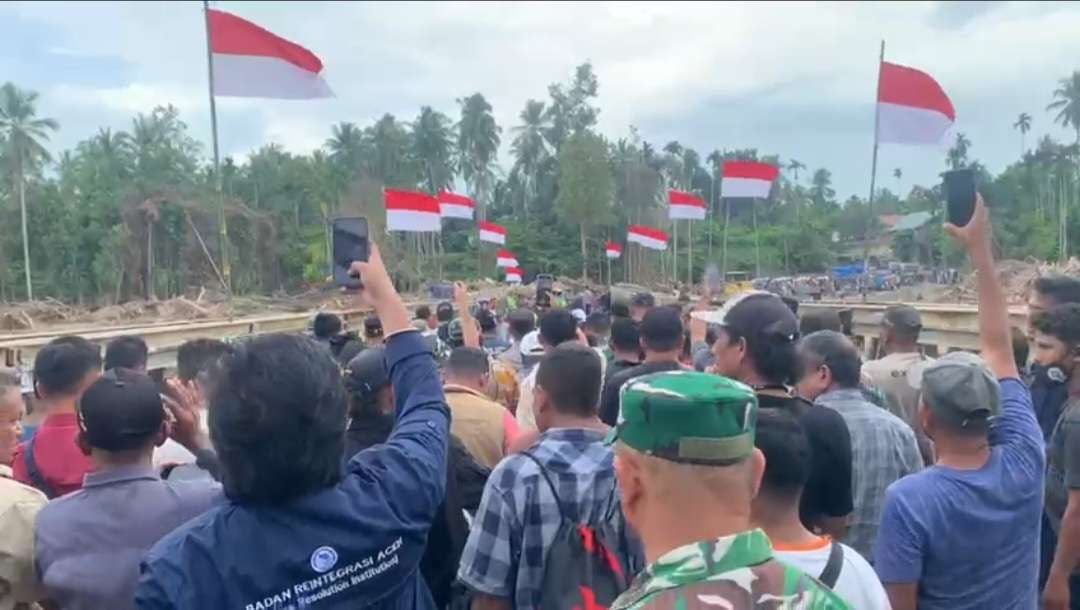Jembatan Teupin Reudeup Aceh Kembali Tersambung, Merah-Putih Berkibar