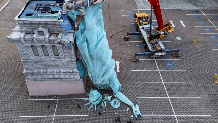 Replika Patung Liberty di Brasil Roboh Dihantam Badai