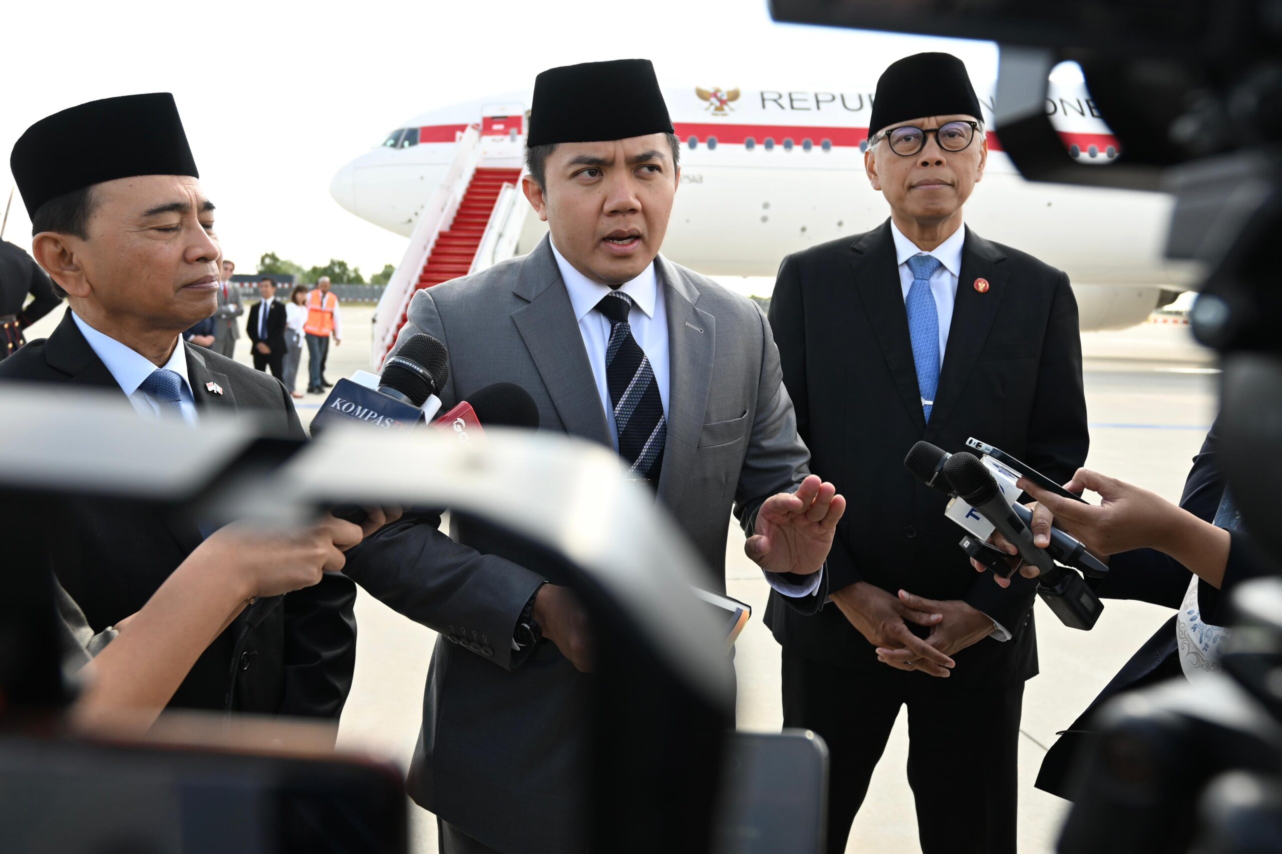 Teddy: Sejak Minggu Pertama Bencana, Presiden Kirim Helikopter Pribadi ke Mualem