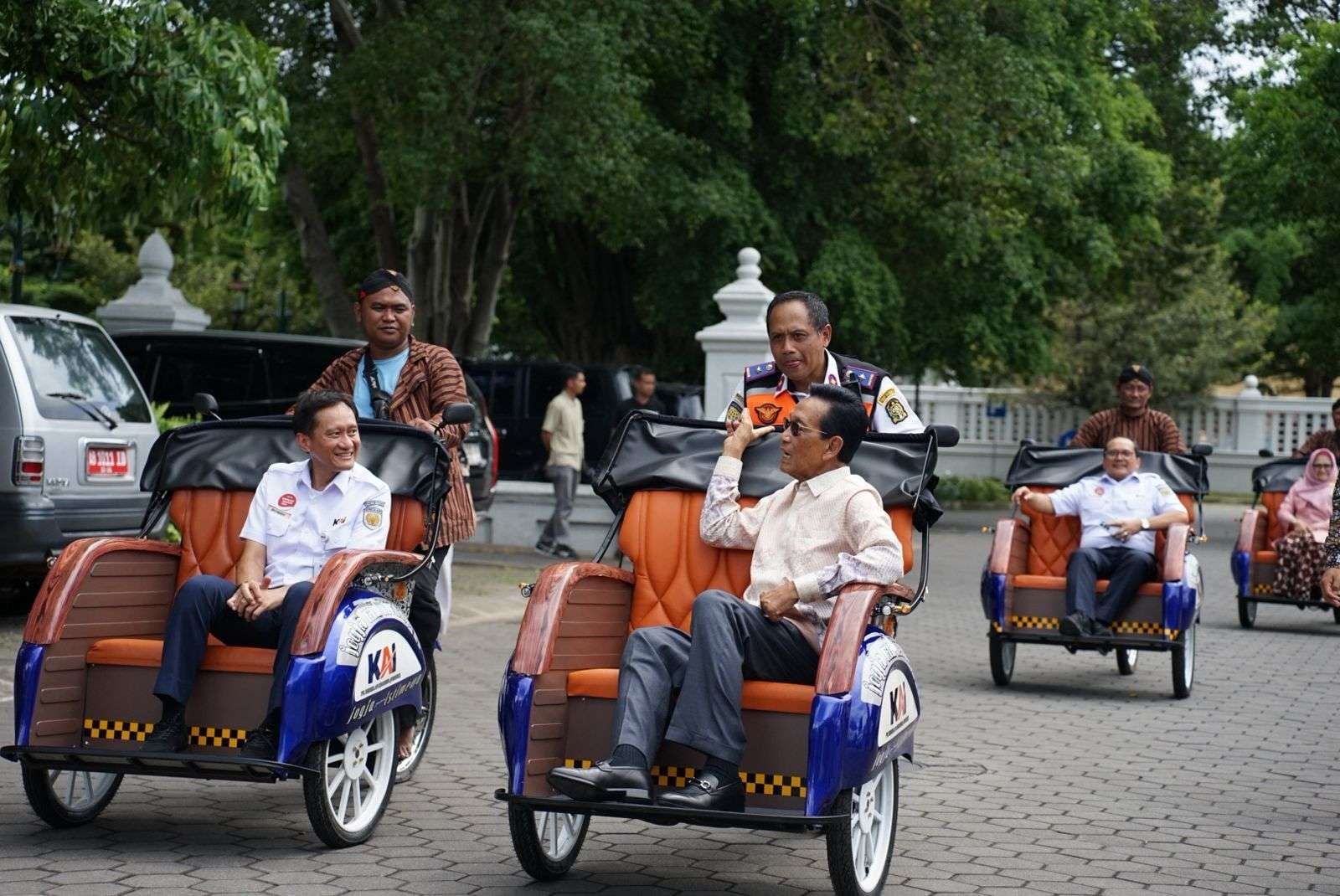 KAI Serahkan Bantuan Becak Listrik Dukung Pariwisata Yogyakarta