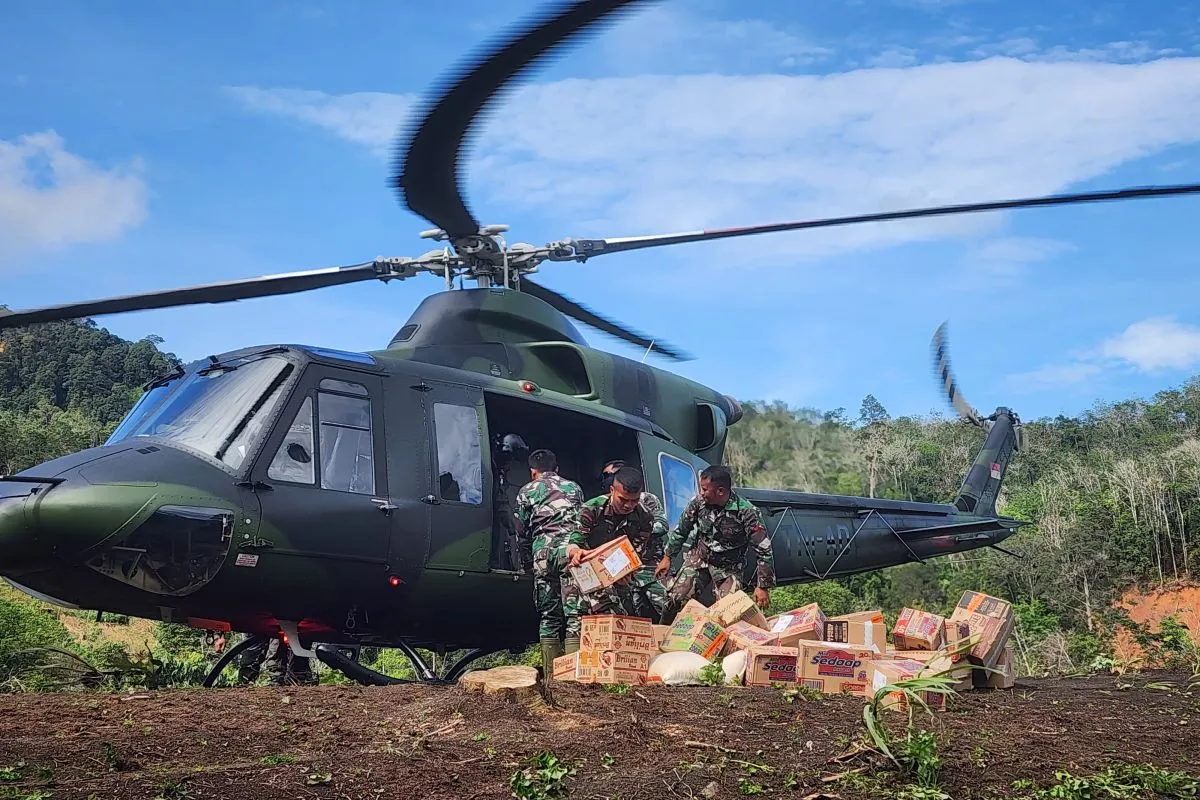 TNI Kerahkan Helikopter Salurkan Bantuan ke Desa Terisolasi di Taput