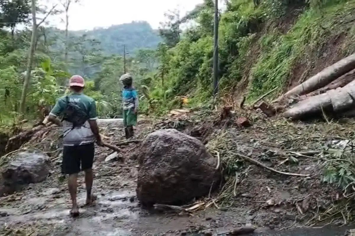Puluhan Longsor Putus Akses Jepara, Desa Tempur Terisolasi