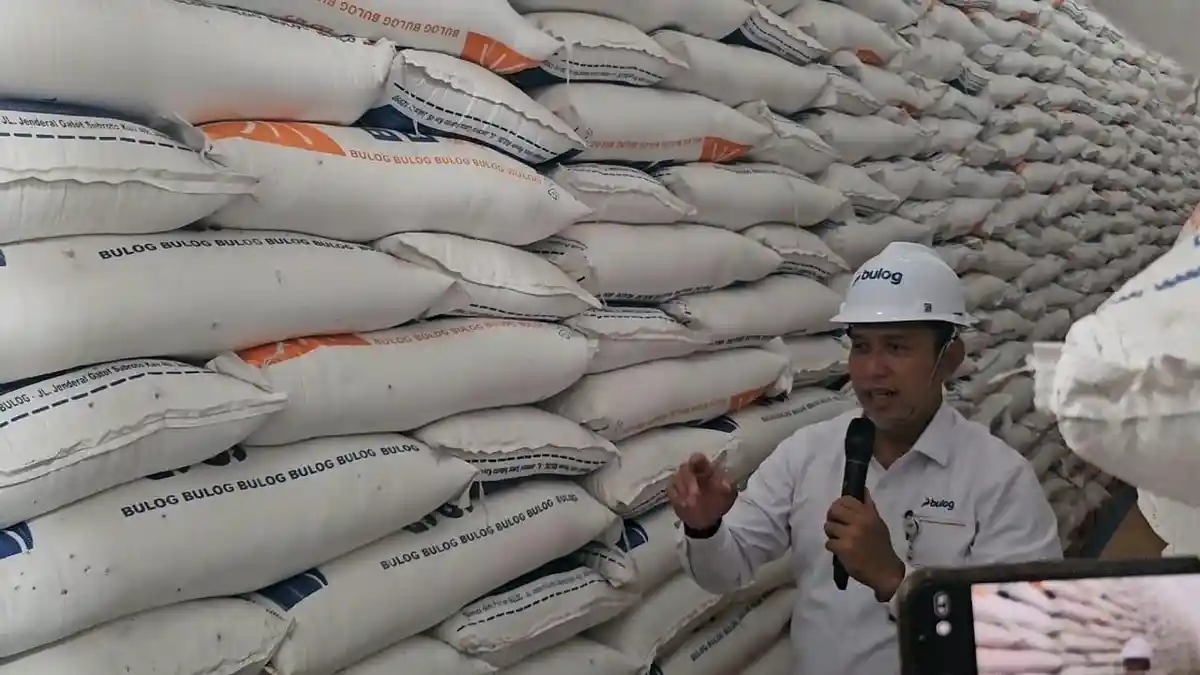 Bulog Siagakan 50 Ton Beras Bantuan di Pelabuhan dan Bandara Sumatera