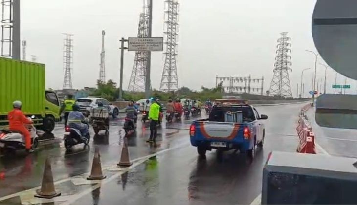 Genangan Tinggi, Polisi Izinkan Motor Masuk Tol