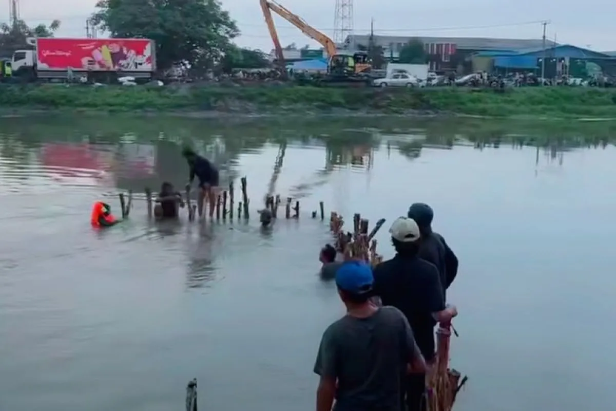 Tanggul Sungai Kalimalang Jebol, 400 KK di Karawang Terendam Banjir