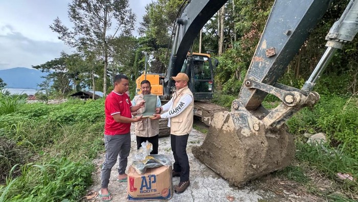 Andre Rosiade Kirim Ekskavator ke Maninjau, Warga Sambut dengan Haru