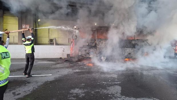 Bus Wisata Peziarah Dari Lampung Terbakar di Tol Japek, 34 Penumpang Selamat