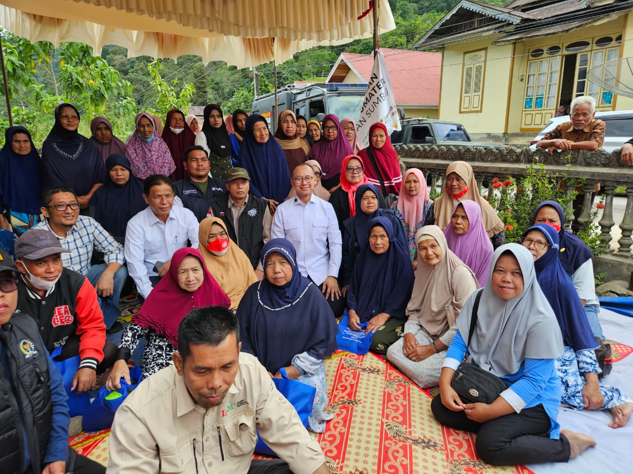 Eddy Soeparno Salurkan Bantuan Korban Bencana di Sumbar, Kompor hingga Sarden