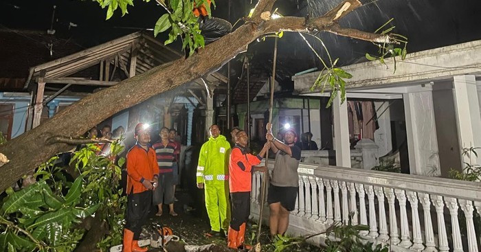 Puting Beliung Terjang Probolinggo, 8 Rumah Rusak dan Warga Panik