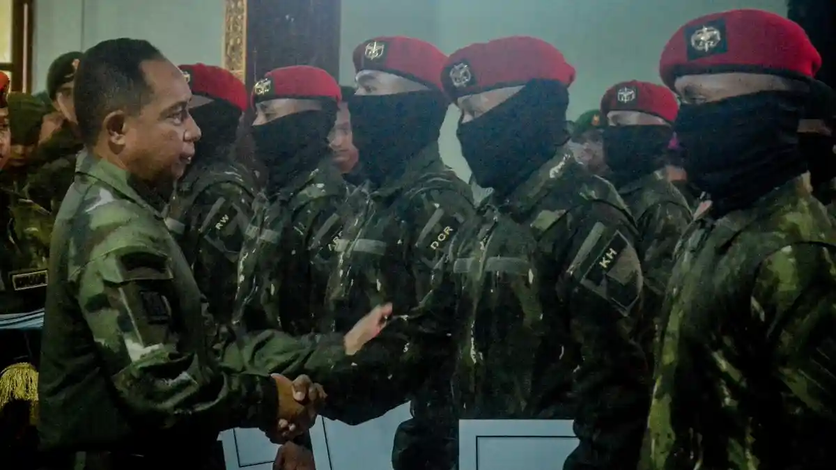 Pakai Penutup Wajah, 155 Prajurit TNI Terima Kenaikan Pangkat Luar Biasa di Timika