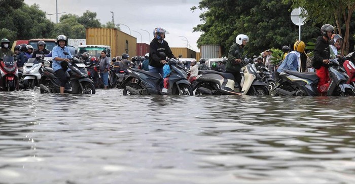 Jakarta Kembali Dikepung Banjir, Puluhan RT dan Jalan Lumpuh