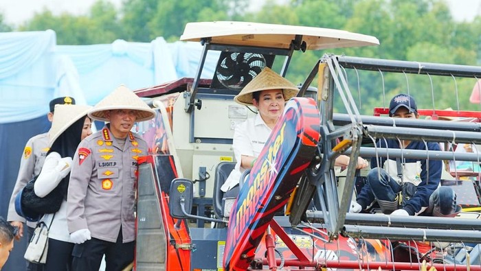 Kapolri & Ketua Komisi IV DPR Panen Raya Jagung di Bekasi, Tegaskan Komitmen Swasembada Pangan