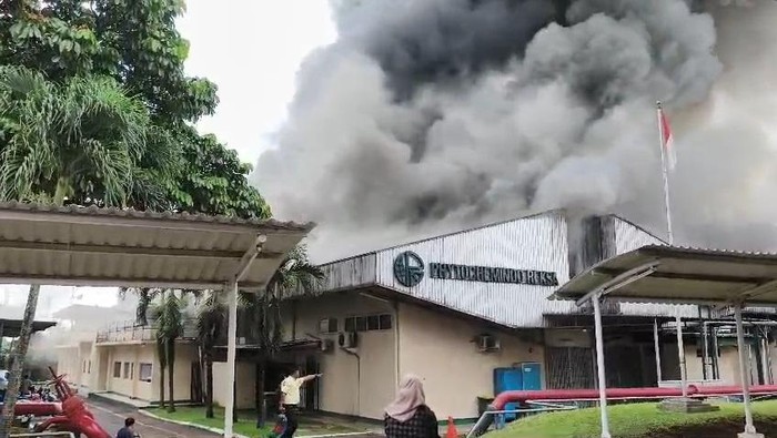 Pabrik Herbal di Gunung Putri Bogor Dilalap Api, 5 Unit Damkar Dikerahkan