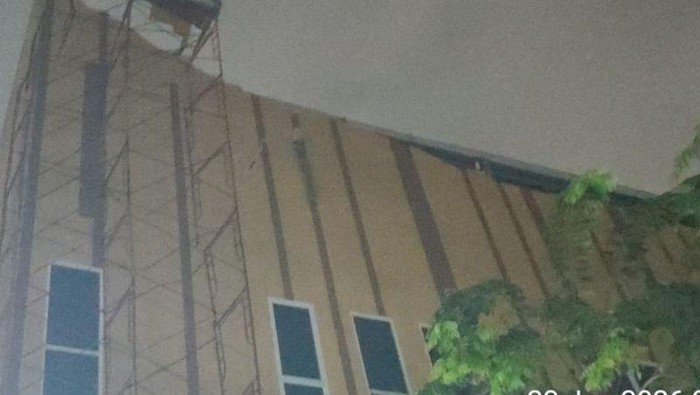 Cuaca Ekstrem, Atap GOR Kemayoran Runtuh Timpa 11 Motor