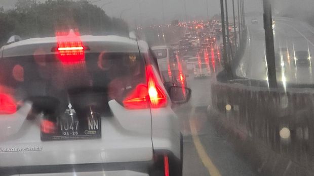 Tol Desari Macet Parah, Kendaraan Hanya Mampu Melaju 20 Km/Jam