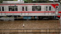 Rel Tergenang Banjir, KRL Tanjung Priok Dihentikan Sementara