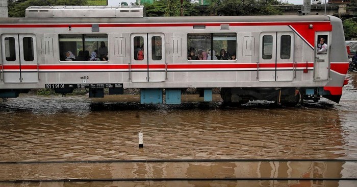 Rel Tergenang Banjir, KRL Tanjung Priok Dihentikan Sementara