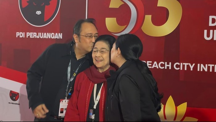 Inilah Momen Hangat Puan dan Prananda Cium Pipi Megawati di Rakernas PDIP