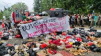 puluhan-mahasiswa-demo-di-kantor-wali-kota-tangerang-selatan-menuntut-pengelolaan-sampah-dokistimewa-1767872134224_169 Kantor Walkot Tangsel Didemo, Mahasiswa Tumpahkan Sampah 2 Truk