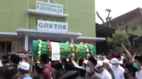 ribuan-pelayat-iringi-pemakaman-pimpinan-ponpes-gontor-kh-abdullah-syukri-zarkasyi-yvm Ribuan Pelayat Iringi Pemakaman Pimpinan Ponpes Gontor KH Amal Fathullah Zarkasyi