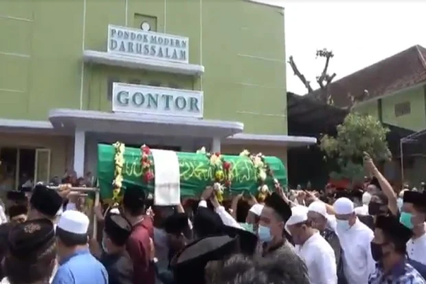 Ribuan Pelayat Iringi Pemakaman Pimpinan Ponpes Gontor KH Amal Fathullah Zarkasyi