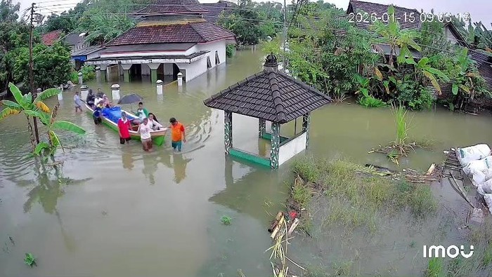 Banjir Pati, Jenazah Warga Diantar Pakai Perahu ke Pemakaman