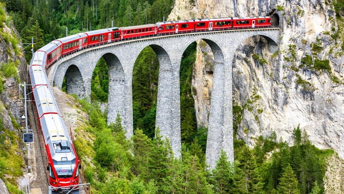 Kereta Swiss Tergelincir Akibat Longsor Salju, 5 Luka