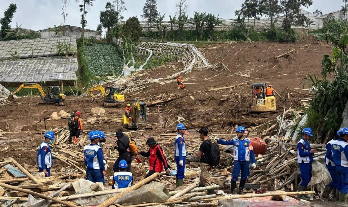 Hingga pagi ini, 80 Korban Longsor Cisarua Dievakuasi, Identifikasi Terus Berlanjut