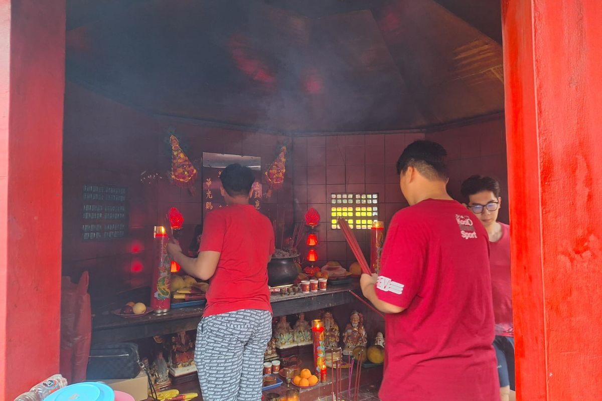 Imlek di Vihara Bahtera Bhakti, Doa dan Asap Hio Penuhi Udara