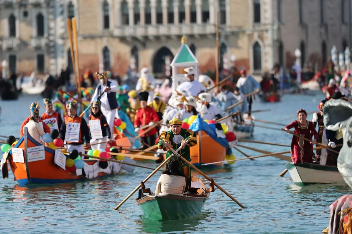 Parade Air Meriahkan Venice Carnival 2026 di Italia