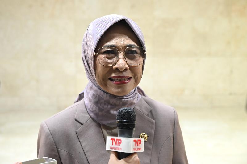 Belajar di Tenda, Hetifah Desak Revitalisasi Sekolah Dipercepat