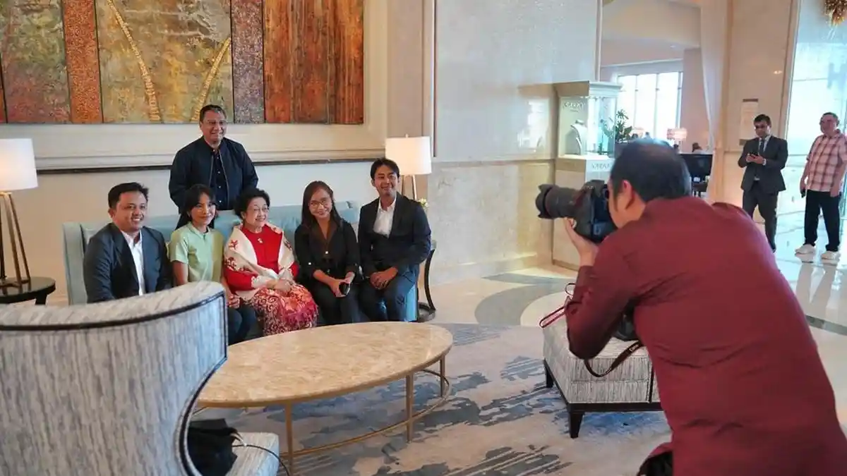 Prananda Prabowo Jadi Juru Foto Dadakan untuk Megawati di Abu Dhabi