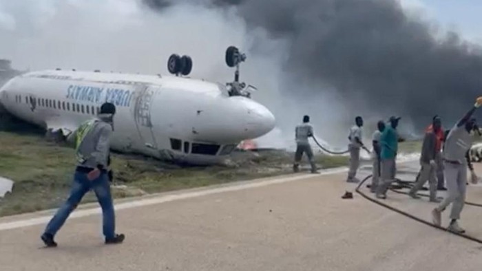 Pesawat Mogadishu Tergelincir ke Pantai, 50 Penumpang Selamat