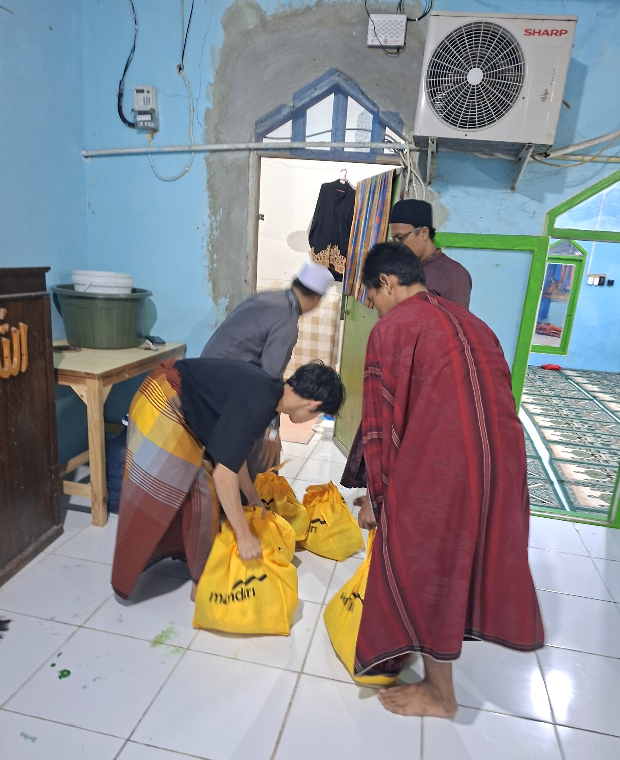 KWP Salurkan 2000 Paket Sembako Hingga ke Pondok Afi Babelan