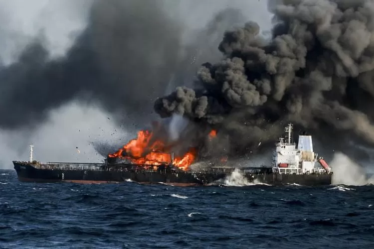 Kapal Tanker Kuwait Terbakar Diserang Iran di Pelabuhan Dubai