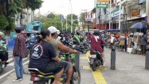 Ojol, Parkir Liar dan PKL Kuasai Trotoar Stasiun Cikini