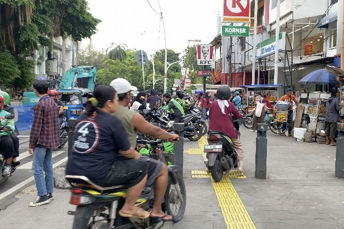 Ojol, Parkir Liar dan PKL Kuasai Trotoar Stasiun Cikini