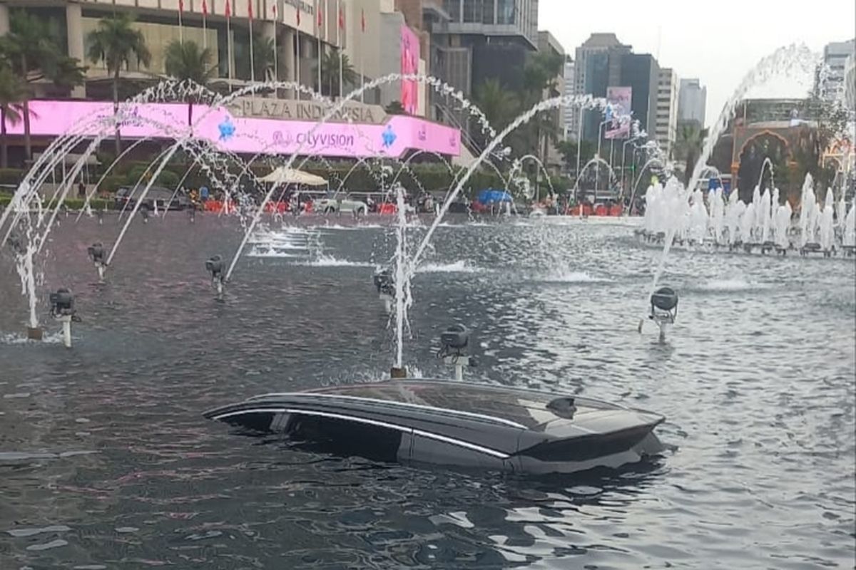 Mobil BYD Nyemplung ke Kolam Bundaran HI
