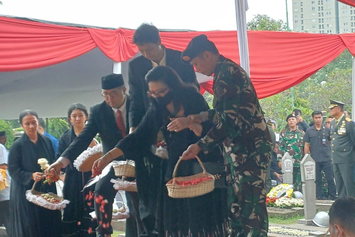 Isak Tangis Keluarga Iringi Pemakaman Eks Menhan Juwono Sudarsono