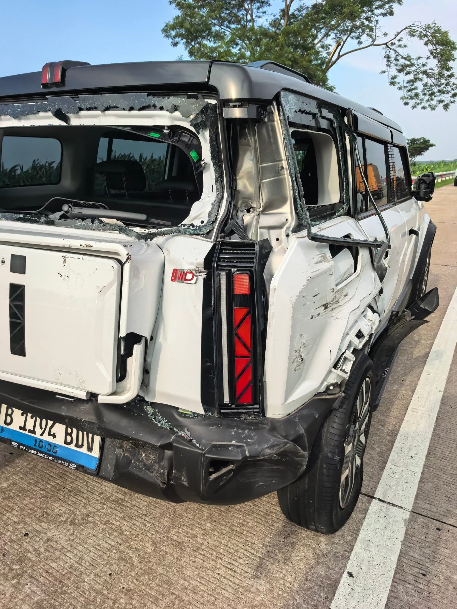 Mobil Ketum Partai PKN Gede Pasek Suardika Ditabrak Bus PO Haryanto di Batang