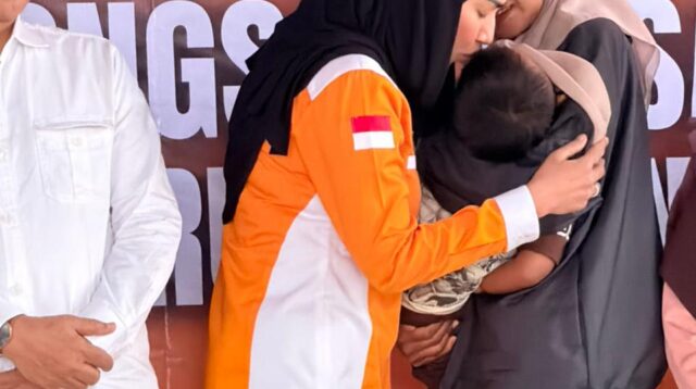 Wakil Ketua DPR RI Sari Yuliatii Salurkan Bantuan bagi Korban Longsor di Bandung Barat