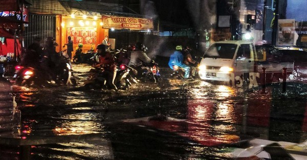 Hingga Malam ini Jakarta Masih Banjir, 115 RT dan 16 Jalan Masih Tergenang