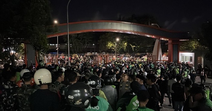 Demo UNM Pecah, Ojol Serbu Kampus