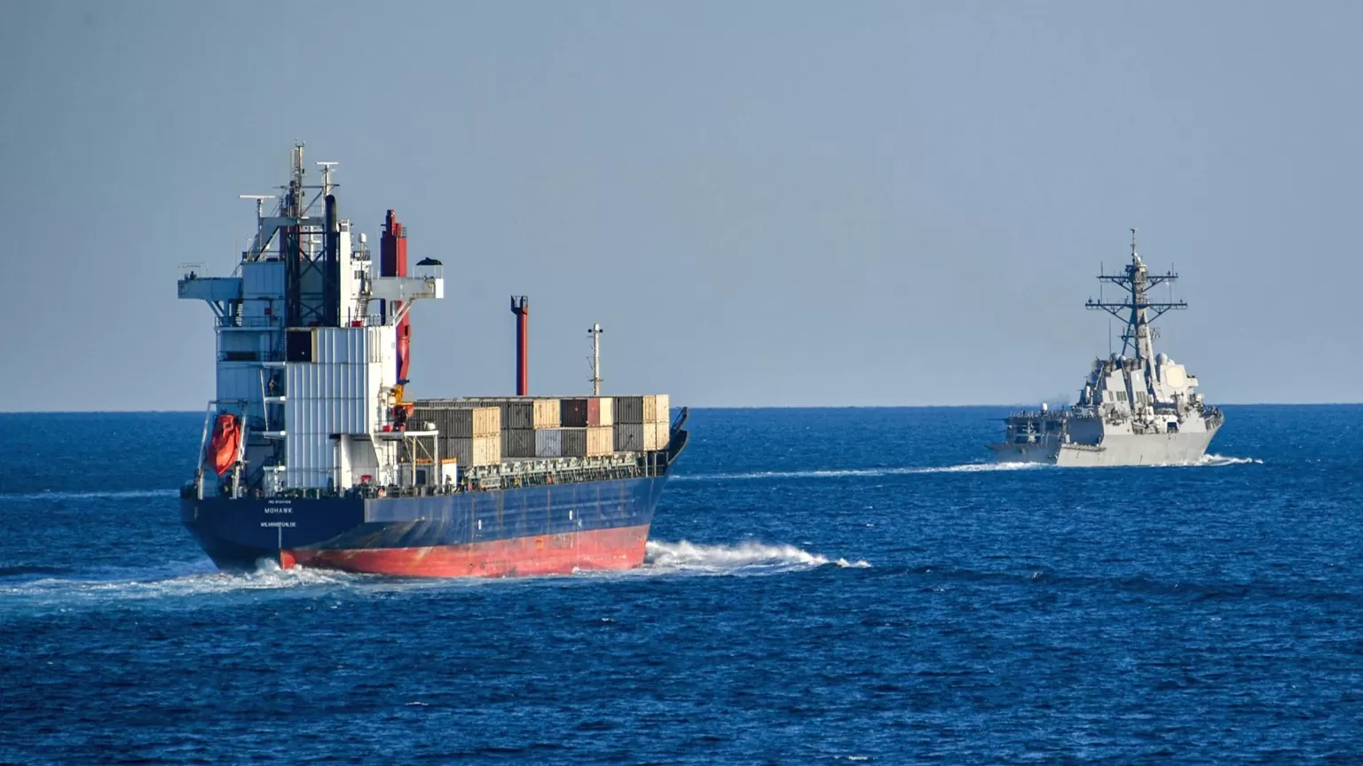 Iran Tantang AS Kawal Kapal di Selat Hormuz