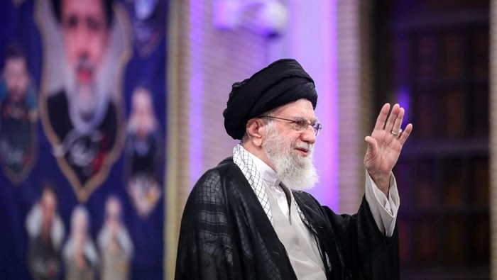 Iran Berduka, Khamenei Tewas Diserang AS-Israel