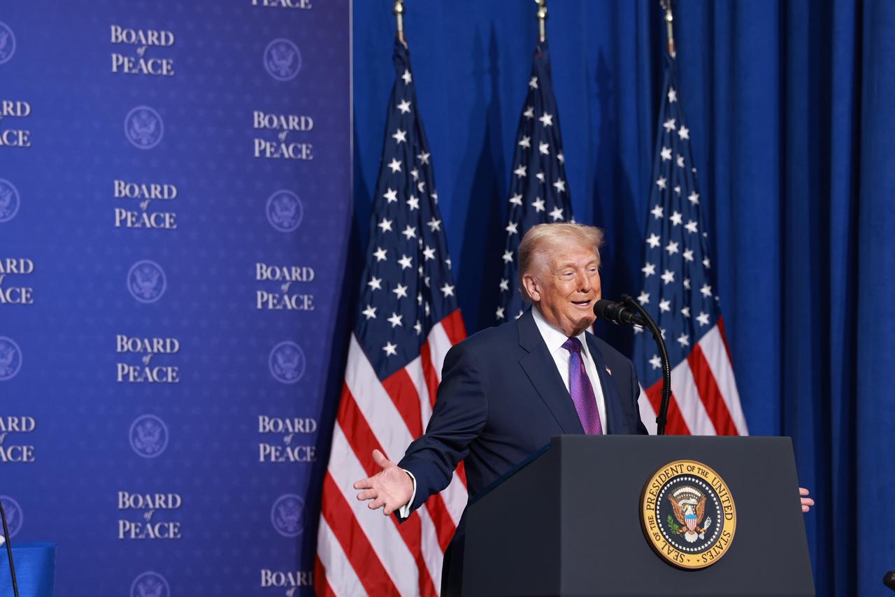 Trump Desak China Bantu Buka Jalur Hormuz