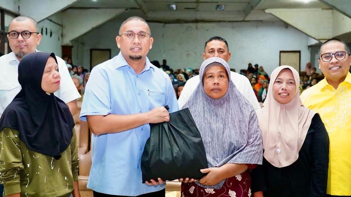 Andre Rosiade Salurkan 4.000 Paket Sembako di Agam